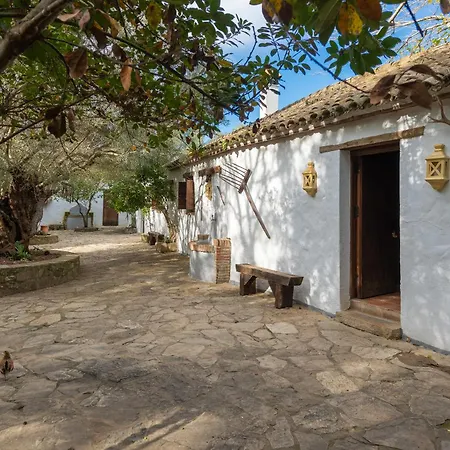 Cortijo Rural Aves Holiday home *